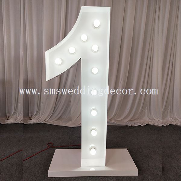 Números iluminados de pie