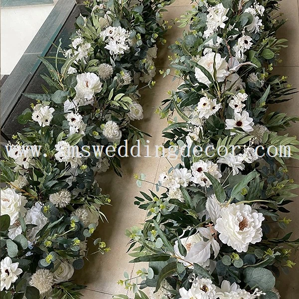 table runner flower arrangement