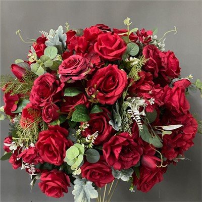 Bolas de flores de rosas rojas