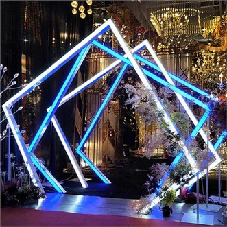Soporte de metal para telón de fondo de boda.