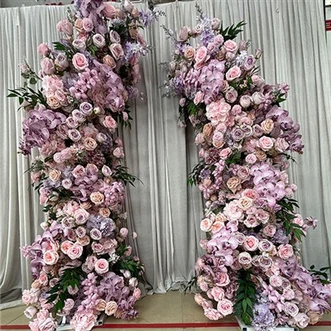 Arco de flores moradas