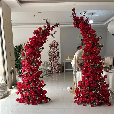 Arco de flores rojas