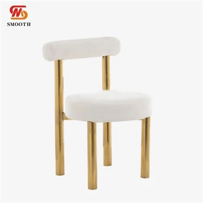 Sillas de acero inoxidable para mesa de comedor.