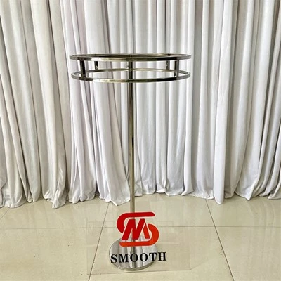 Altos soportes de flores de plata
