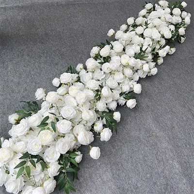 Decoración de flores blancas y verdes.